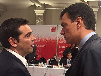 Tsipras y Sánchez durante una reunión de líderes socialistas europeos.