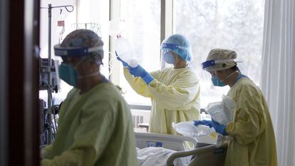 Enfermos de covid en el hospital de Toronto en 2021.