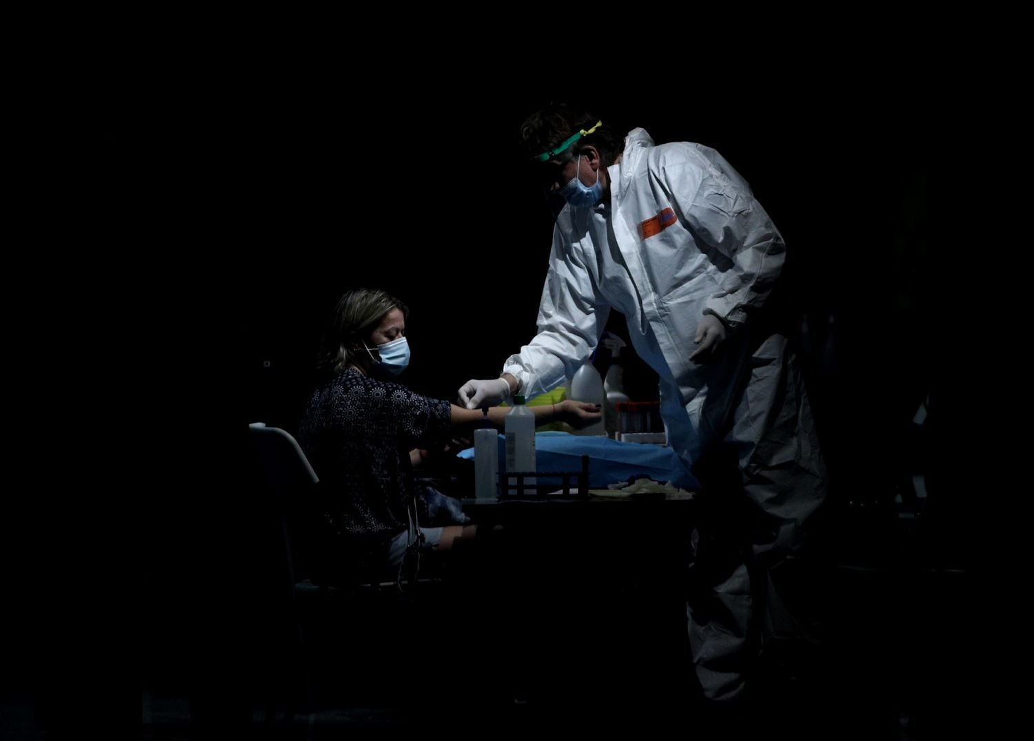 Un sanitario saca sangre a una mujer en el Centro de las Artes Auditorium Municipal de Arroyomolinos, Madrid (España), el 7 de septiembre.