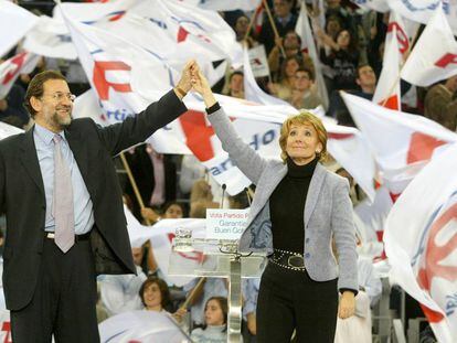 Esperanza Aguirre, en un mitin con Mariano Rajoy durante la campaña de las elecciones autonómicas en la Comunidad de Madrid de octubre de 2003.