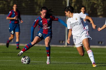 Eva Navarro controla el balón ante Marta Corredera el pasado 9 de diciembre en la Ciudad Deportiva del Levante.