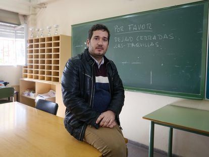 Pablo Colinas en su clase del instituto Pedro Duque (Leganés), donde apoya a niños sordos.