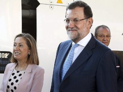 El presidente del Gobierno, Mariano Rajoy, acompa&ntilde;ado de la ministra de Fomento, Ana Pastor, en la estaci&oacute;n de Chamartin para hacer el viaje inaugural del tren de Alta Velocidad Valladolid-Palencia-Le&oacute;n.