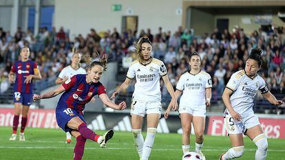 Caroline Graham Hansen anota el tercer gol del Barcelona frente al Real Madrid.