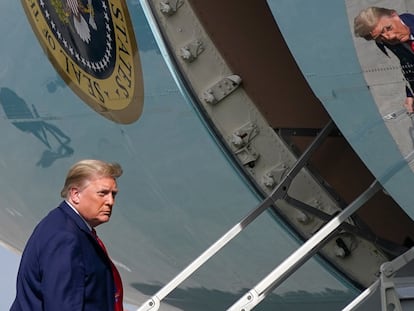 El presidente estadounidense, Donald Trump, se subía el sábado al avión presidencial en el aeropuerto de Palm Beach para regresar a Washington.