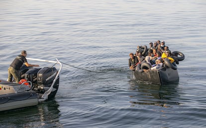 Un grupo de migrantes es rescatado en el Mediterráneo cuando intentaban llegar a territorio europeo.