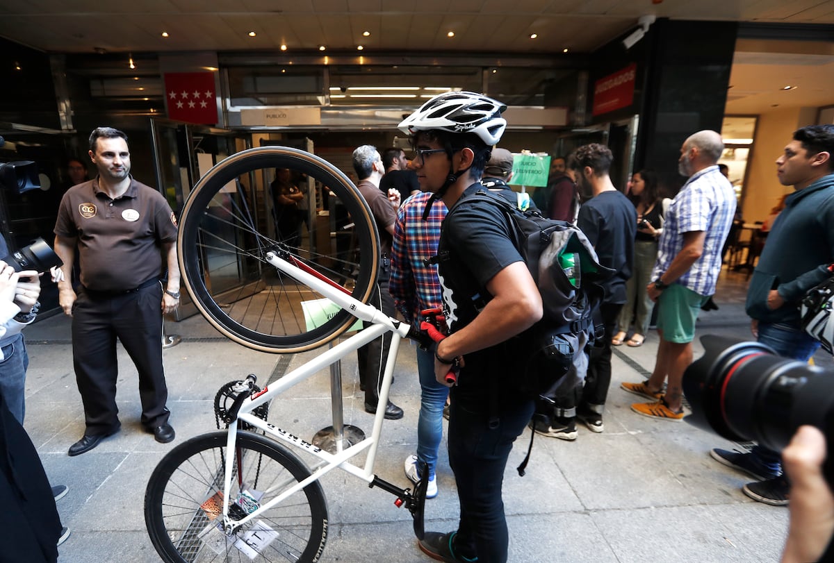 Otro golpe del Supremo al modelo de repartidores autónomos: los jueces se inclinan por no admitir un recurso de Deliveroo