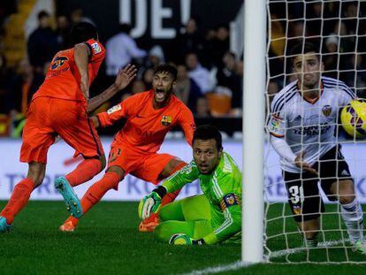 Busquets marca el gol que da la victoria al Barcelona en Mestalla.