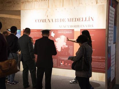 Visitantes de la exposición del Museo de Memoria Histórica de Colombia