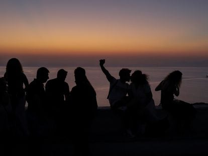 Viajeros en la isla de Santorini, en Grecia.