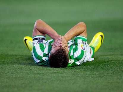 Chica, tumbado en el c&eacute;sped del Benito Villamar&iacute;n durante el partido ante la Real