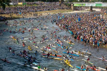 Centenares de piragüistas durante la 84ª edición del Descenso Internacional del río Sella, en Arriondas.
