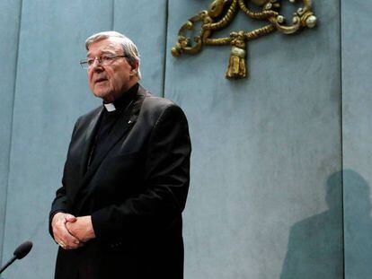El cardenal George Pell, sospechoso de pederastia y de proteger a curas pedófilos. en conferencia de prensa en el Vaticano en junio.