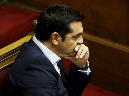 Varios ciudadanos explican su postura sobre la consulta propuesta por Tsipras sobre la negociación con Europa. En la imagen, Alexis Tsipras, durante la sesión parlamentaria sobre el referéndum.