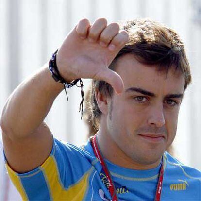 Fernando Alonso, a su llegada al circuito, muestra su pulgar hacia abajo como protesta contra su sanción.