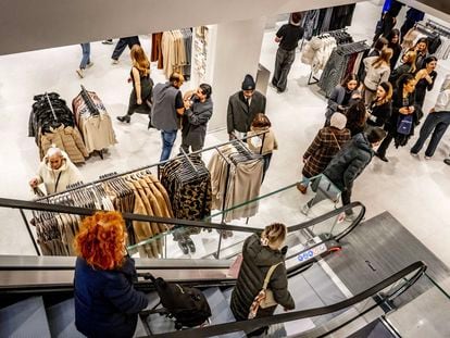Clientes en la tienda Zara de Róterdam (Países Bajos), la mayor de la cadena española en todo el mundo, en el día de su apertura el pasado 17 de noviembre.