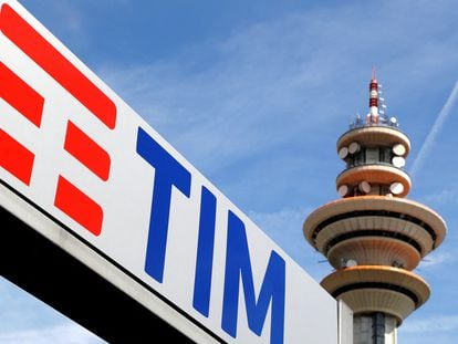 El logo de Telecom Italia en su sede de Rozzano (Milán).