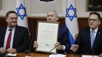 El primer ministro israeIí, Benjamín Netanyahu, muestra el documento firmado por Trump sobre el Golan, el domingo en Jerusalén.