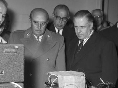 Francisco Franco, en 1958, durante la inauguraci&oacute;n del Instituto de Investigaciones Biol&oacute;gicas del CSIC. 