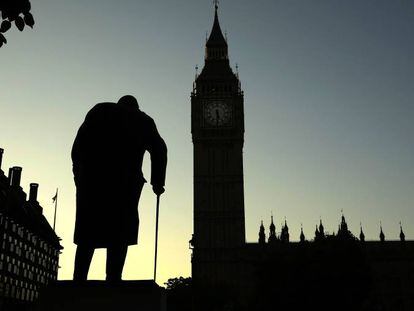 Una imagen de la estatua de Winston Churchill cerca del parlamento brit&aacute;nico