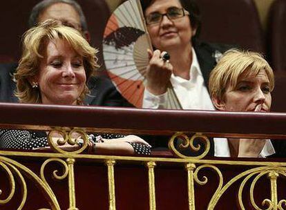 Esperanza Aguirre y Sonsoles Espinosa, en la tribuna.