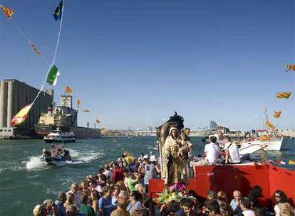 La imagen de la Virgen del Carmen a bordo de<i> La Verónica I,</i> en el puerto de Barcelona el día de la patrona de los pescadores.