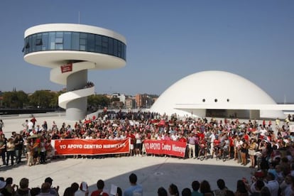 Concentración de miles de personas delante del Niemeyer en defensa de la continuidad del centro, en Avilés, el 13 de enero de 2012.