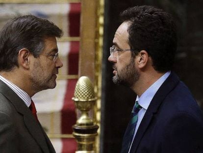 El ministro de Justicia, Rafael Catal&aacute;, y el portavoz del PSOE en el Congreso, Antonio Hernando, en una imagen de archivo.