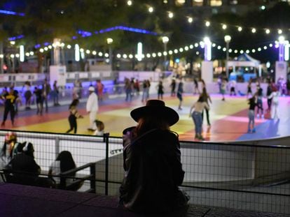 Una mujer vestida de cowboy asiste a una competición de patinaje durante una fiesta para escuchar el disco 'Cowboy Carter' de Beyoncé el pasado marzo en Houston.