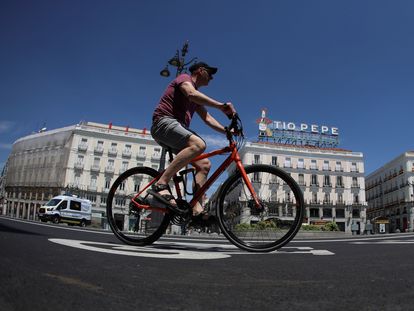 Ciudadanos en bicicleta por el centro de Madrid