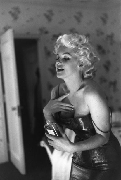 Marilyn Monroe fotografiada en marzo de 1955 mientras se rocía con Chanel Nº 5.