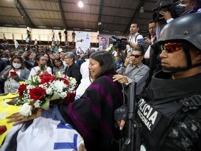 Amigos, familiares y simpatizantes de Fernando Villavicencio, rinden homenaje en Quito.