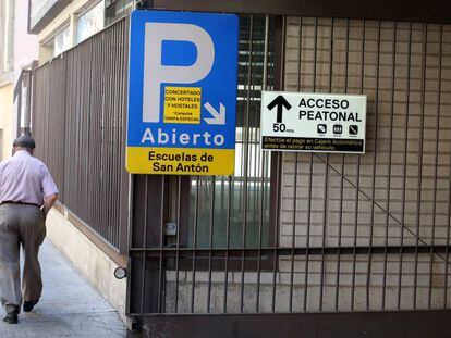 Entrada al aparcamiento de las Escuelas Pías de San Antón.