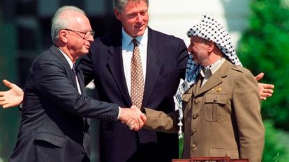 Rabin y  Arafat se estrechan la mano en presencia de Clinton, el 13 de septiembre de 1993 en la Casa Blanca, durante los llamados 'Acuerdos de Oslo'.