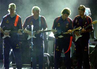 <i>Sírvame una copita</i>, de Café Quijano, es el himno de la selección para esta Eurocopa. "La vamos a besar, acariciar y tocar", dice el estribillo de la canción, que fue tarareado por los futbolistas en un <i>concierto</i> que ofrecieron junto a los músicos leoneses en Las Rozas. Algunos exhibieron cierta destreza con la guitarra, véase a Torres, pero otros, como Raúl, la empuñaron como si se tratara de un artilugio extraterrestre.