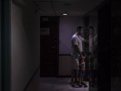 Tamim y su hijo Mohammad en el edificio donde resid&iacute;an en Bangkok.