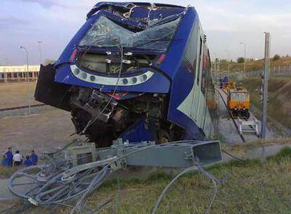 El tren del metro que descarriló el jueves en la vía de pruebas del depósito de Cuatro Vientos.