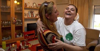 Dolores Bermejo celebra con una amiga que podrá seguir en su casa.