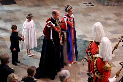 Los príncipes de Gales, Guillermo y Kate, llegan a la abadía de Westminster acompañados de dos de sus hijos, la princesa Carlota y el príncipe Luis. 