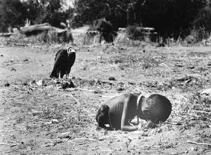 Foto ganadora del Premio Pulitzer, de una niña sudanesa rendida por el hambre mientras un buitre espera al acecho, del fotógrafo Kevin Carter