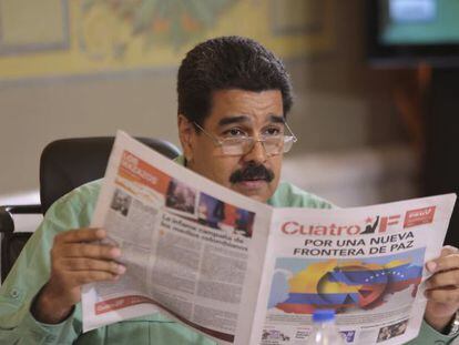 Maduro lee un periódico oficialista durante su programa semanal.