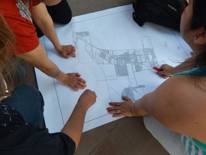 Un grupo de vecinas realiza un mapeo urbano junto con personal del Observatorio de Fenómenos Urbanos y Territoriales de la Universidad de Tucumán.