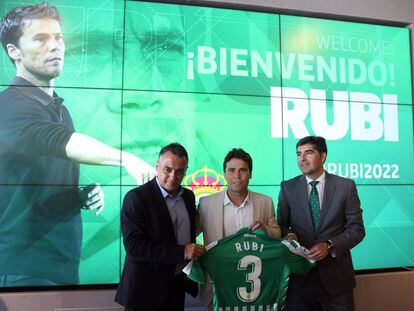 Rubi, con el secretario técnico Alexis Trujillo y el presidente Ángel Haro. 