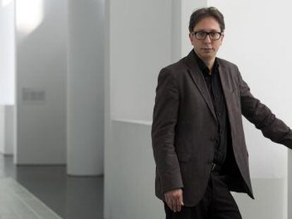 El nuevo director del Macba, fotografiado ayer en el museo situado en el barrio del Raval de Barcelona.