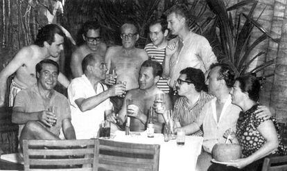 Acapulco, 1965: Gabriel Garc&iacute;a Marqu&eacute;z (con gafas, sentado) y a su derecha el cineasta Luis Bu&ntilde;uel.