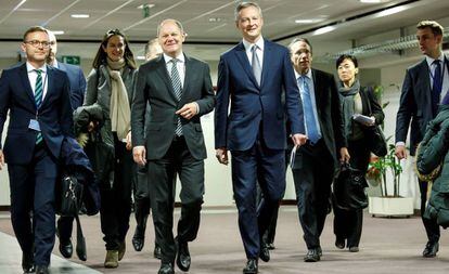 Los ministros de Finanzas de Francia, Bruno Le Maire (en el centro, a la derecha); y de Alemania, Olaf Scholz (a su lado), este lunes en Bruselas.