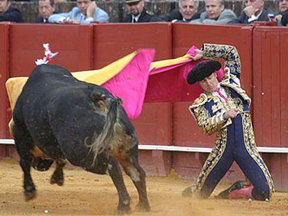El Fandi torea el último toro de la tarde en la plaza de la Maestranza.