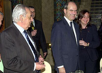 Manuel Chaves y José Caballos, anoche, durante el arranque de la campaña socialista en Sevilla.