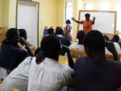 Un aula del centro de menores de Tegueste. Abajo, algunos de los menores internados.