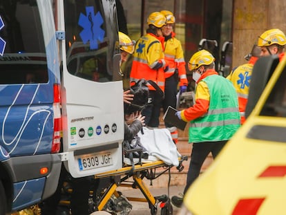 Los servicios de emergencias atienden a los usuarios tras un choque de trenes en la estación de Montcada i Reixac (Barcelona).